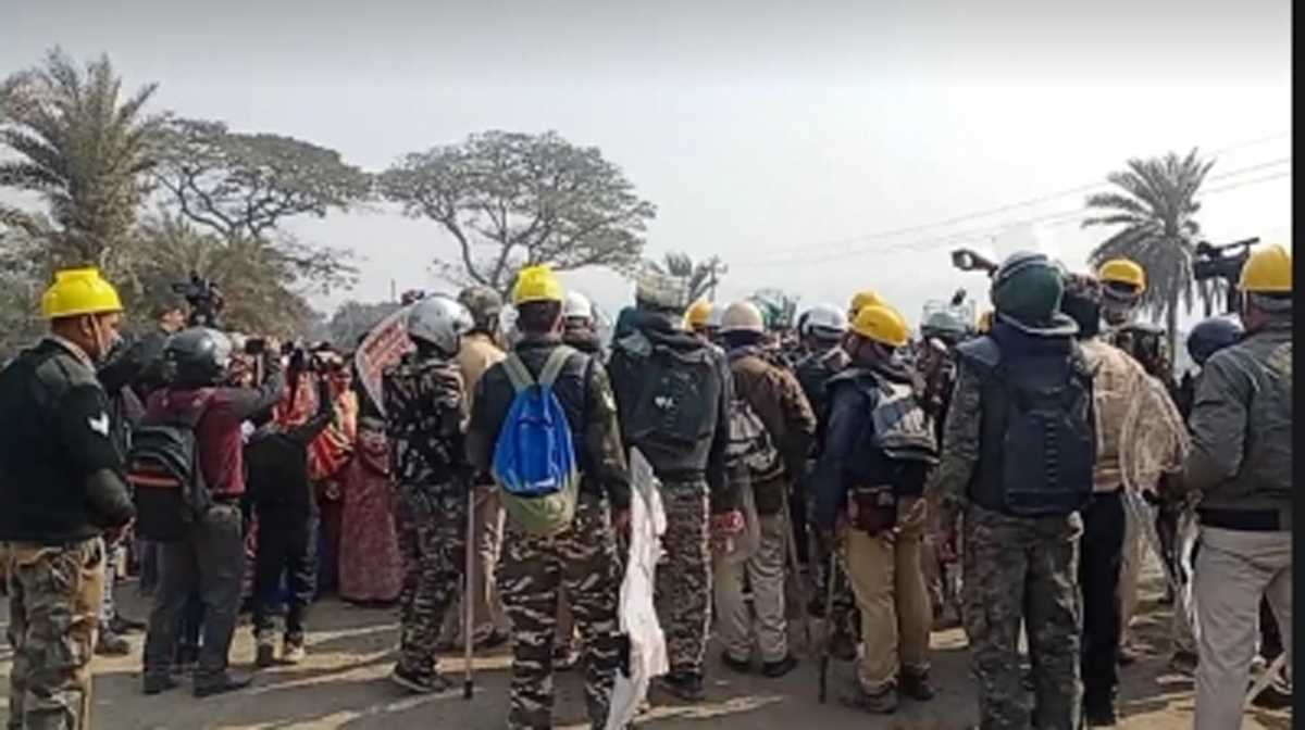 गोड्डा में ईसीएल कोल प्रोजेक्ट की जमीन को लेकर टकराव, विरोध जता रहे हजारों ग्रामीण